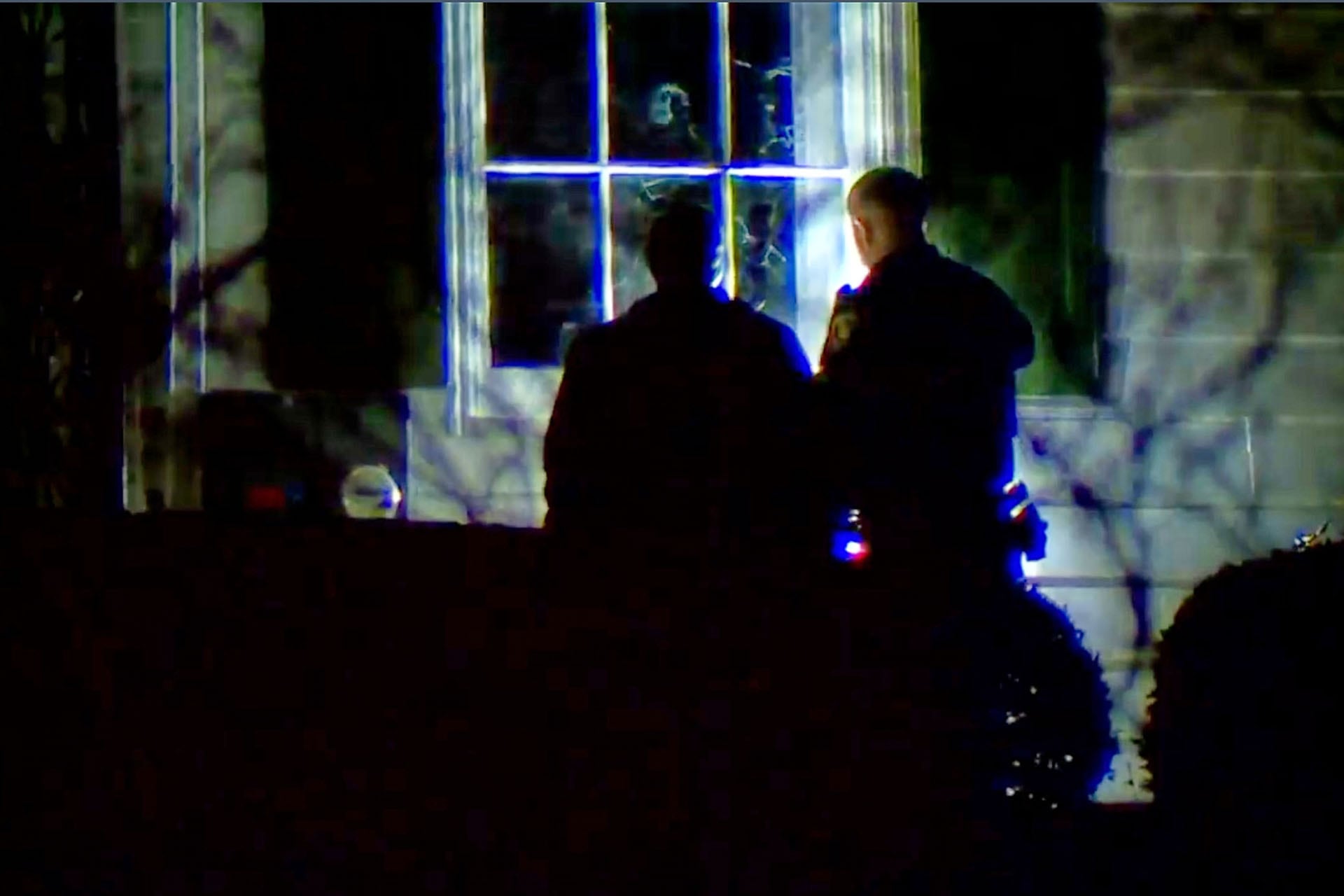 Agentes inspeccionan daños en la residencia del vicepresidente JD Vance en Cincinnati, Ohio, tras un intento de intrusión (WCPO 9 News via AP)