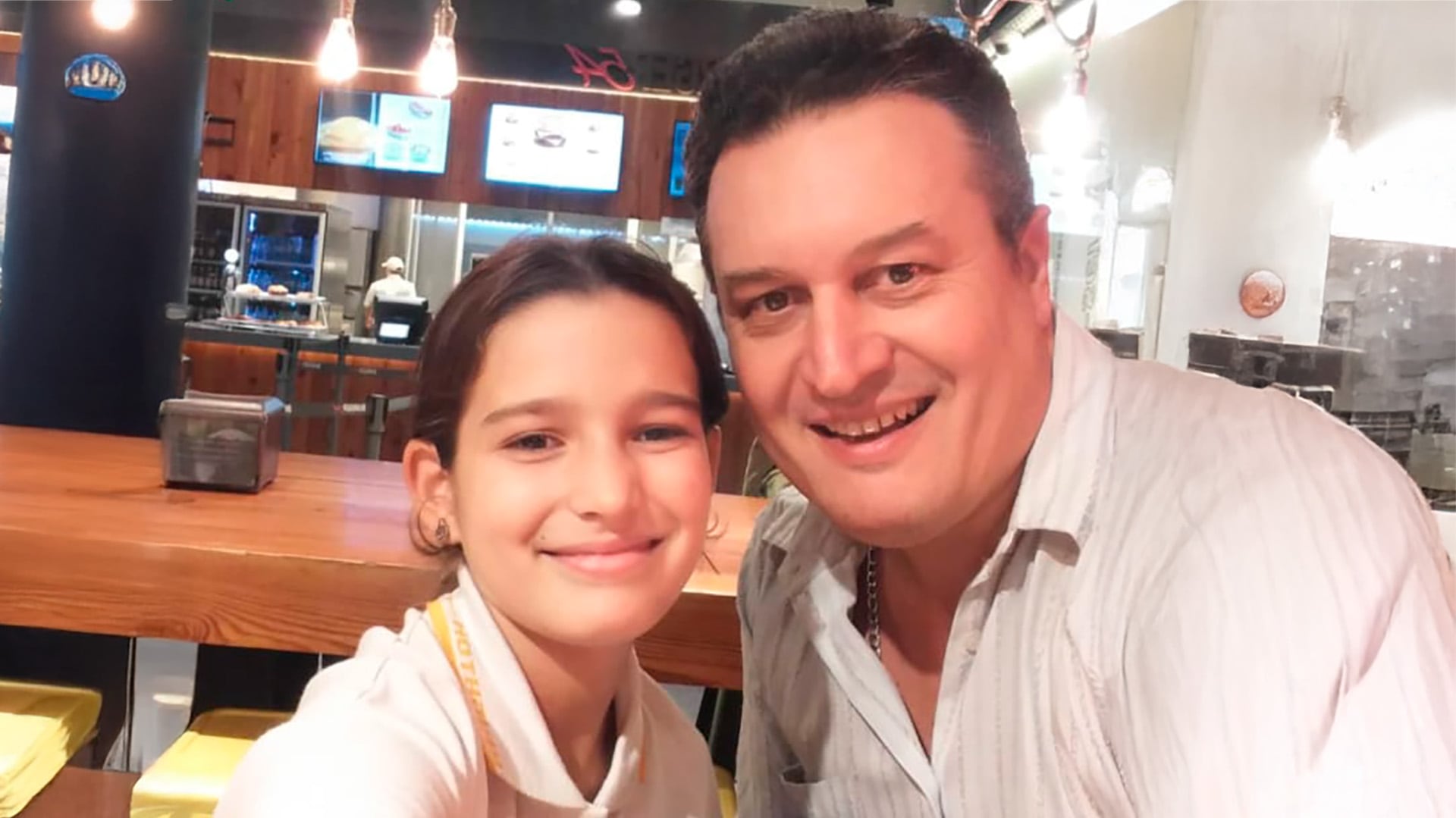 Alejandro García junto a su hija Valentina, víctima de un accidente de tránsito en Monserrat.