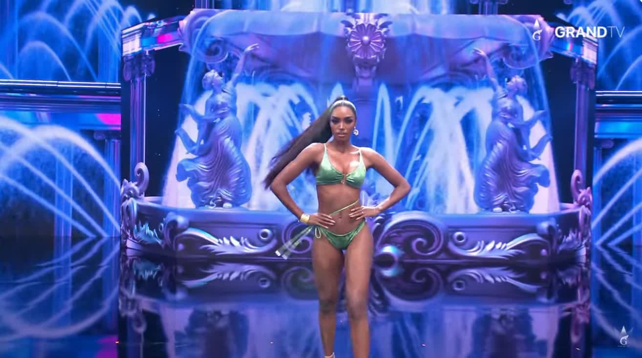 Zuliet Seminario desfila en traje de baño verde durante la presentación sobre el escenario del certamen Miss Grand Perú. (Miss Grand International 2026)