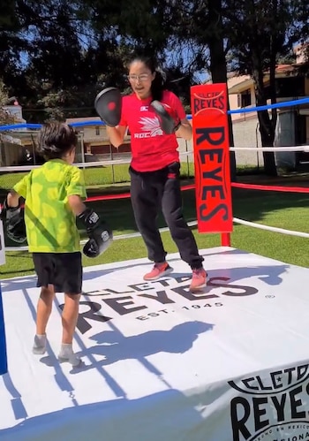 Hoy, la juventud de la comunidad otomí se inspira en la trayectoria de Ibeth Zamora para comenzar sus carreras en el boxeo. (Instagram/ @ibethrocazamora)