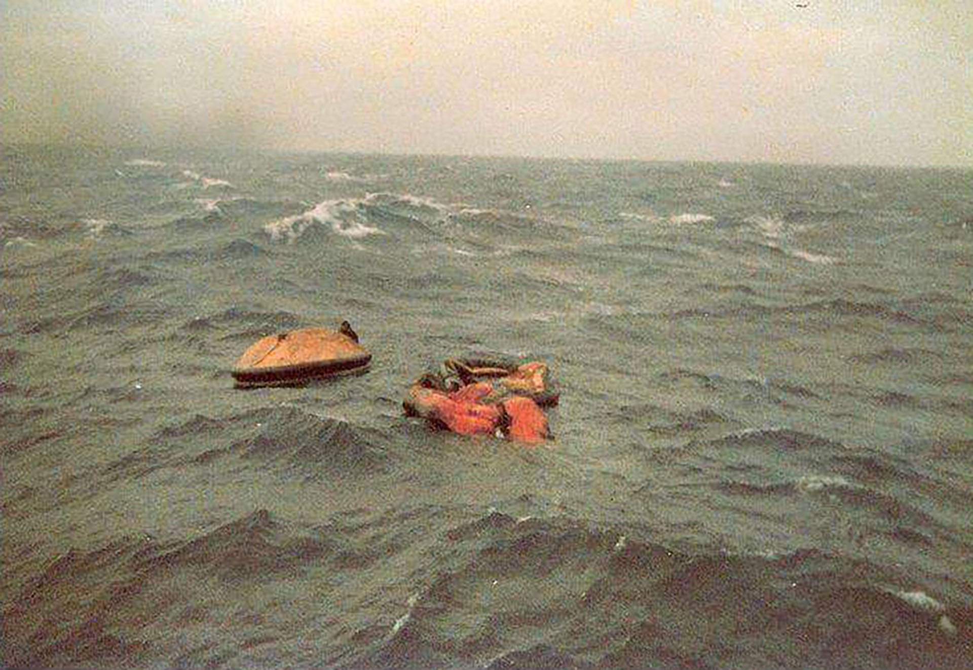 El panorama que imperaba entonces: un mar embravecido, mal tiempo y balsas a la deriva