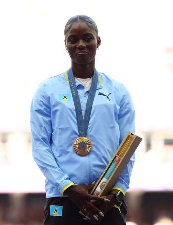 Julien Alfred luce la medalla