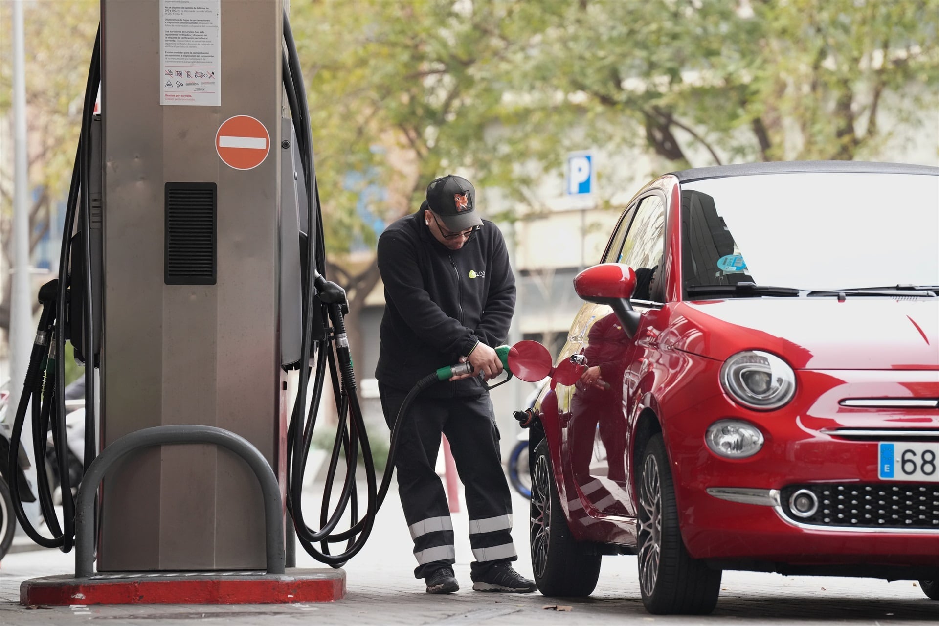 Una persona echa combustible en Barcelona. (Europa Press)