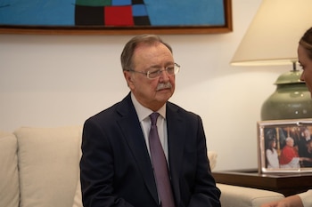 06/08/2026 El presidente de Ceuta, Juan Jesús Vivas, durante una reunión con la presidenta del Gobierno de las Islas Baleares, en el Consolat de Mar, a 6 de agosto de 2026, en Palma, Islas Baleares (España). La reunión tiene lugar apenas una semana después de la crisis migratoria sin precedentes registrada en la frontera entre Ceuta y Marruecos en la cual unos 72.000 migrantes cruzaron la frontera provocando una grave emergencia sanitaria.
POLITICA
Javier Fernández - Europa Press