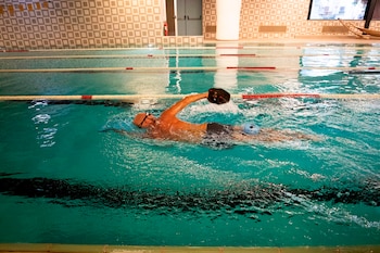 En las piscinas públicas y