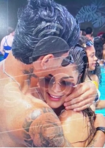 La imagen de Laura Spoya y Sebastián Gálvez abrazados en la piscina reavivó rumores sobre una posible relación. Foto: Show.pe