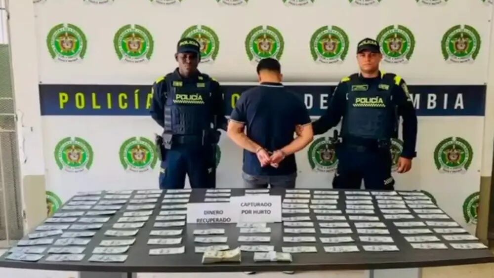 El hombre había utilizado un vehículo para portar el dinero hurtado del establecimiento de divisas en el sector exclusivo de Medellín - crédito Policía Nacional