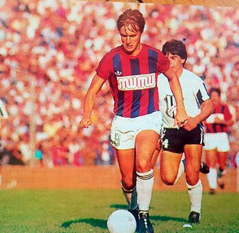 Jorge Rinaldi y la famosa camiseta de San Lorenzo con la publicidad de los caramelos Mu-Mu. Foto de la tarde del ascenso ante El Porvenir