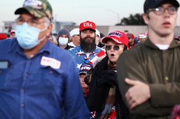 Partidarios de Trump en el Aeropuerto Regional de Valdosta, Georgia, el 5 de diciembre de 2020 (REUTERS/Dustin Chambers)