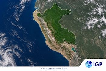 Fotografía satelital del mapa de Perú delimitado en blanco con el océano Pacífico, el logotipo institucional y una fecha en el margen inferior.