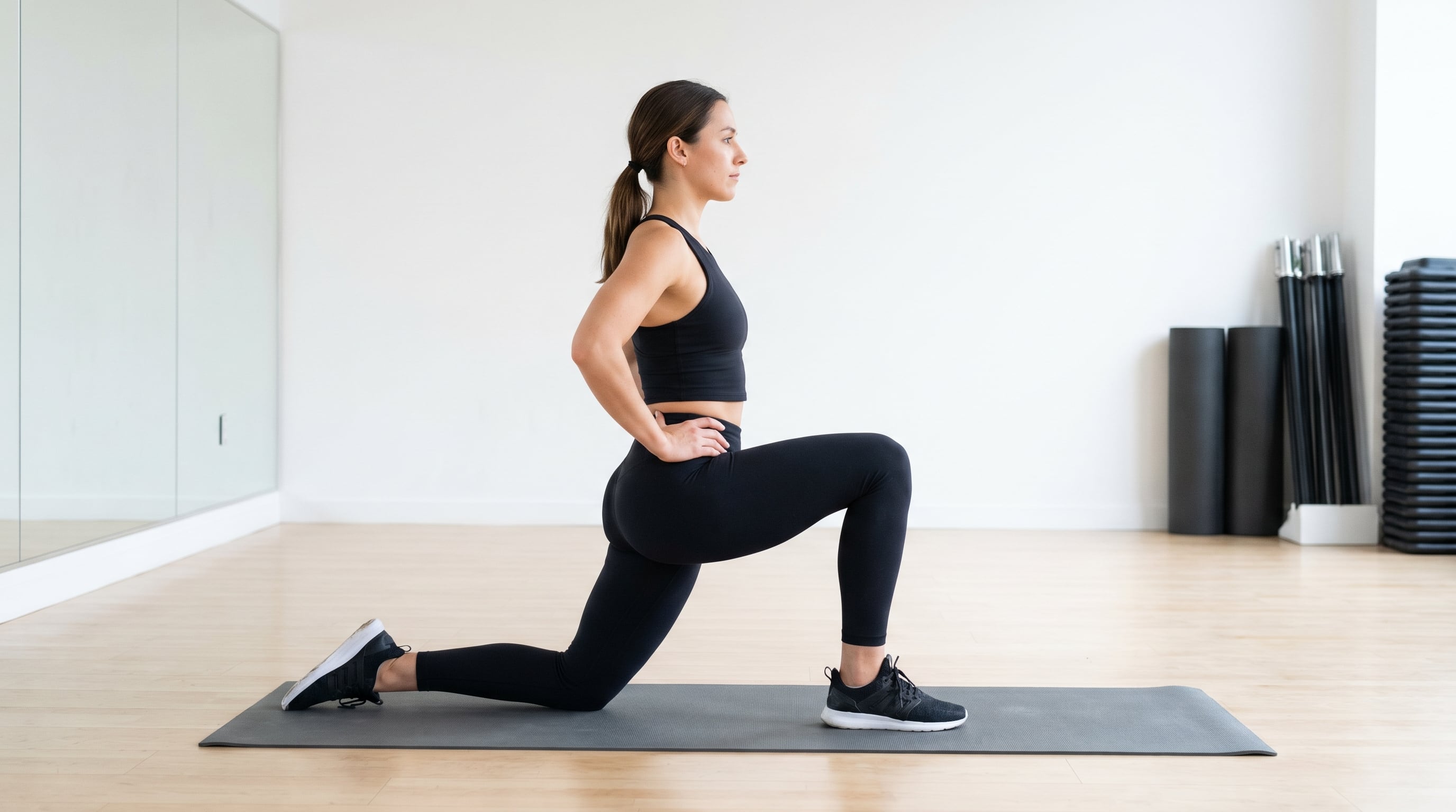 Dedicar al menos 60 segundos a cada estiramiento dos o tres veces por semana incrementa el rango de movimiento y la eficacia muscular (Imagen Ilustrativa Infobae)