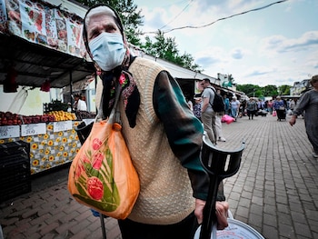 Una anciana camina por un