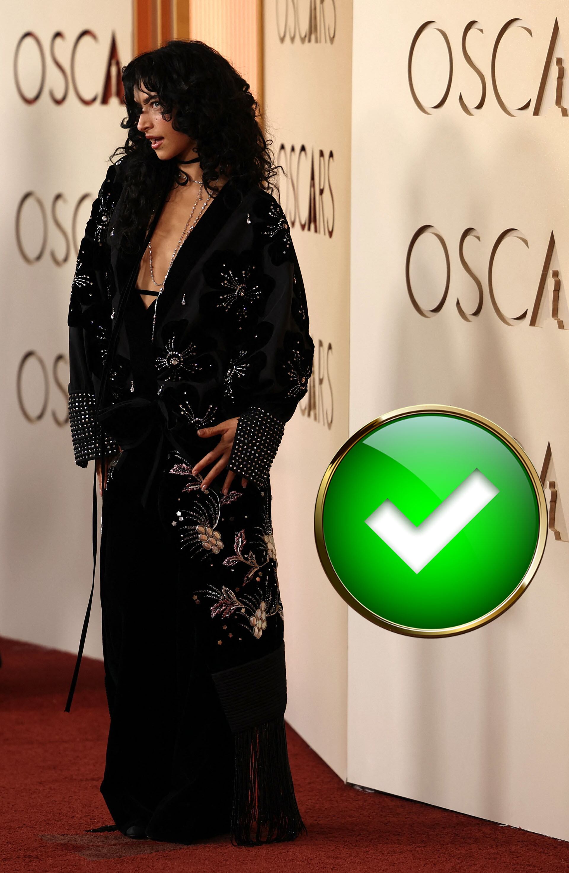 Odessa A’zion sobresalió por su originalidad al mezclar texturas y bordados únicos en un vestido de Valentino en la alfombra roja