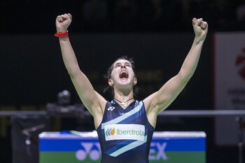 Carolina Marín levanta una bola