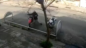 Rápido y madrugador: en 40 segundos y a las 10 de la mañana, robó una moto estacionada - Image 2