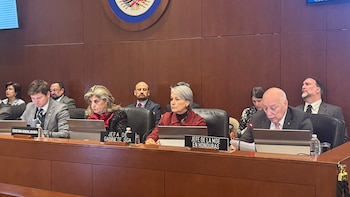 Eladio Loizaga lee la postura