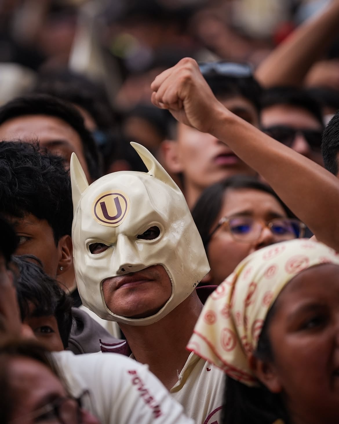 Hinchas de Universitario realizan banderazo en concentración del equipo antes de partir a La Victoria. Crédito: Instagram Universitario.