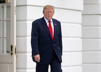 El presidente de EEUU, Donald Trump, sale del Jardín Sur de la Casa Blanca en Washington (EFE/Ron Sachs)