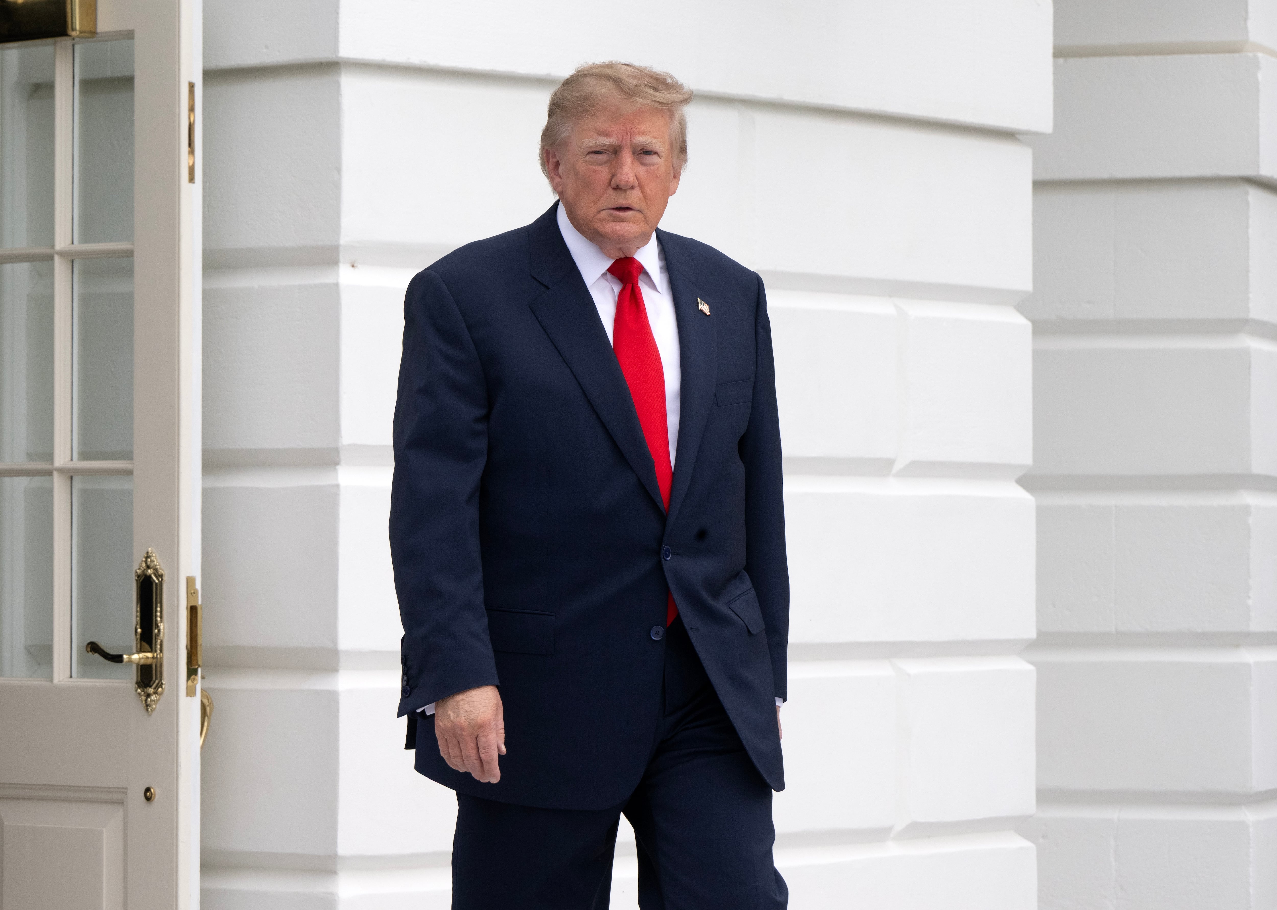 El presidente de EEUU, Donald Trump, sale del Jardín Sur de la Casa Blanca en Washington (EFE/Ron Sachs)