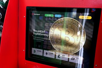 Bitcoin y Ethereum bajaron a