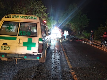 Un motociclista murió en el kilómetro 61 de la carretera hacia Nueva Concepción, en Las Negritas, Chalatenango, según la atención brindada por Cruz Verde Tacachico. (Foto: Cruz Verde Salvadoreña)