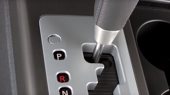 Este es el truco para desbloquear la palanca de cambios si su carro automático se queda sin batería: lo puede ayudar a ‘desvarse’