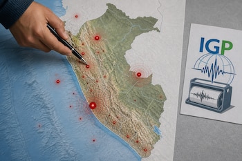 Mapa físico de Perú con círculos rojos concéntricos, una mano con bolígrafo y un folleto con el logotipo del Instituto Geofísico del Perú.