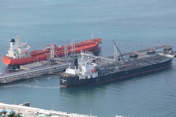 El estrecho de Ormuz concentra el tránsito del 20% del crudo mundial y sostiene la tensión del mercado petrolero. (EFE/Luis Tejido)