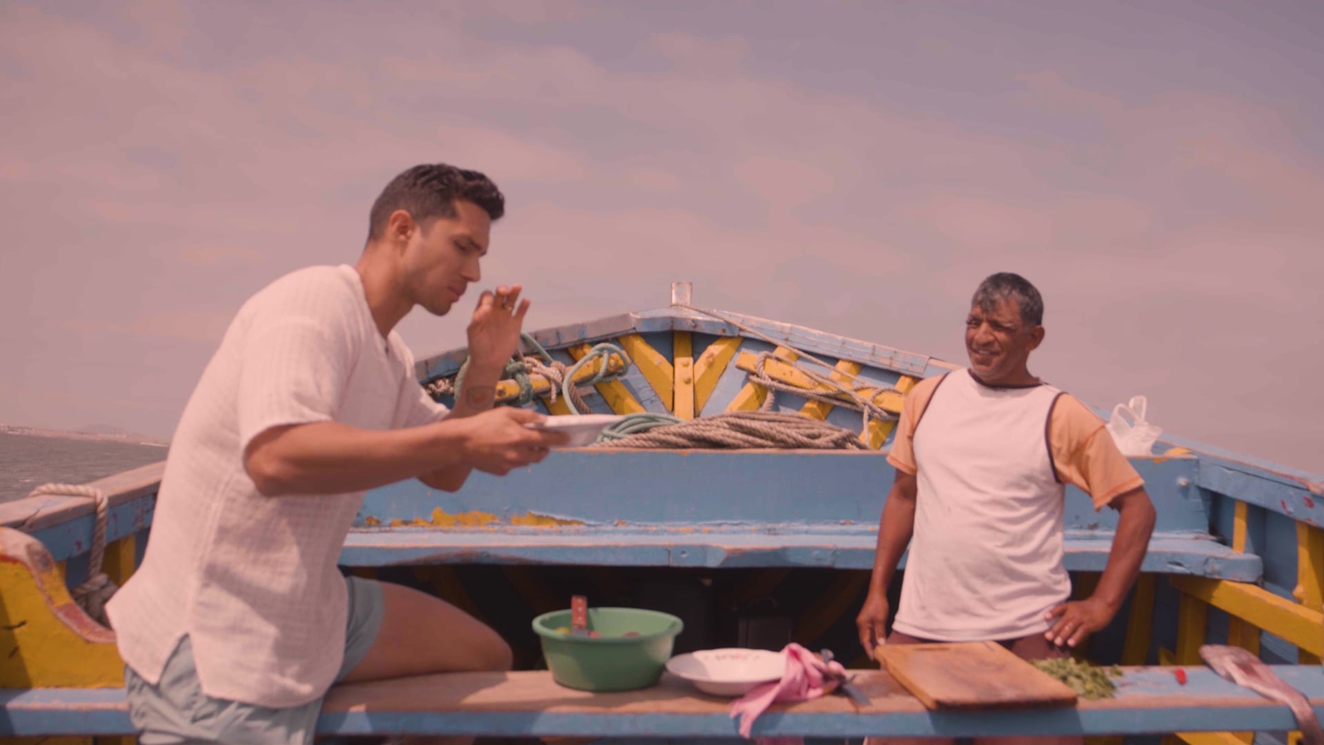 Rodrigo Fernandini prueba un plato a bordo de una embarcación pesquera durante la filmación de una película peruana sobre el ceviche.