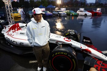 Yuki Tsunoda posa con el