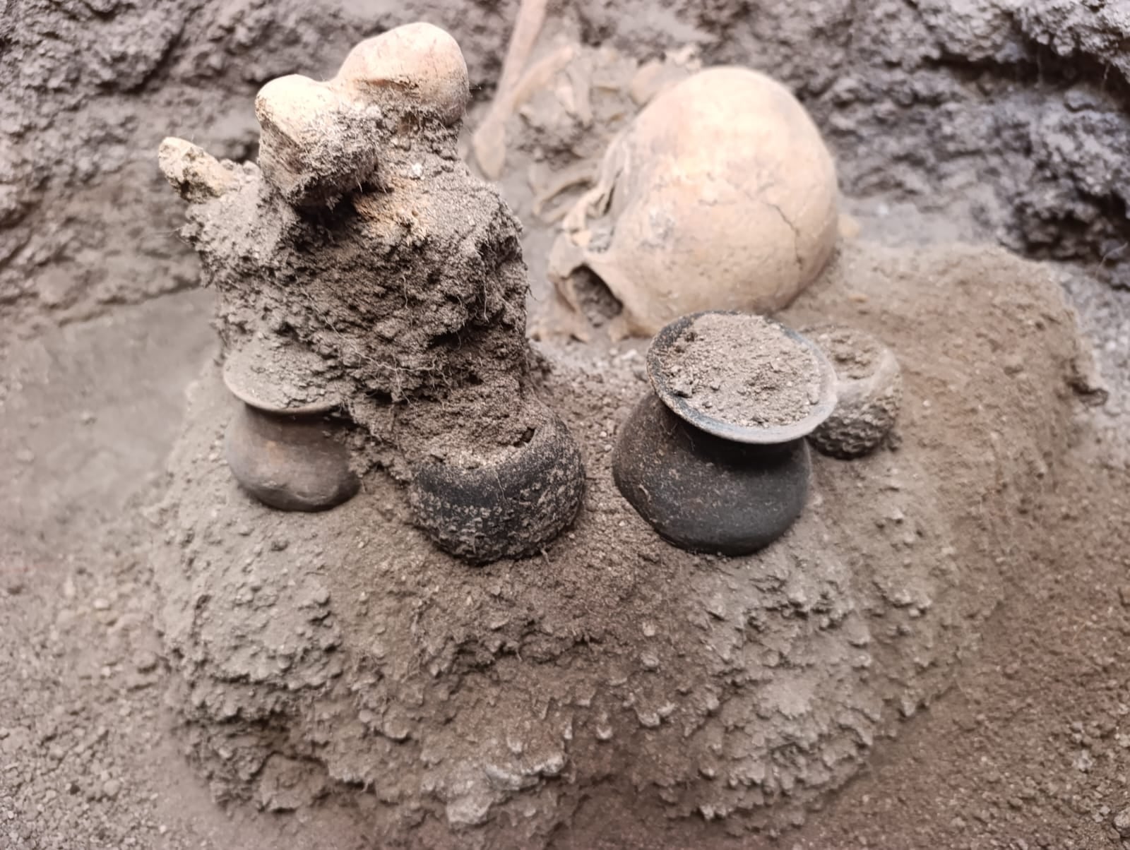 El barrio prehispánico fue expuesto utilizando excavación extensiva combinada con vuelos de dron y ortofotografías para registrar alineamientos constructivos y patrones residenciales (INAH)