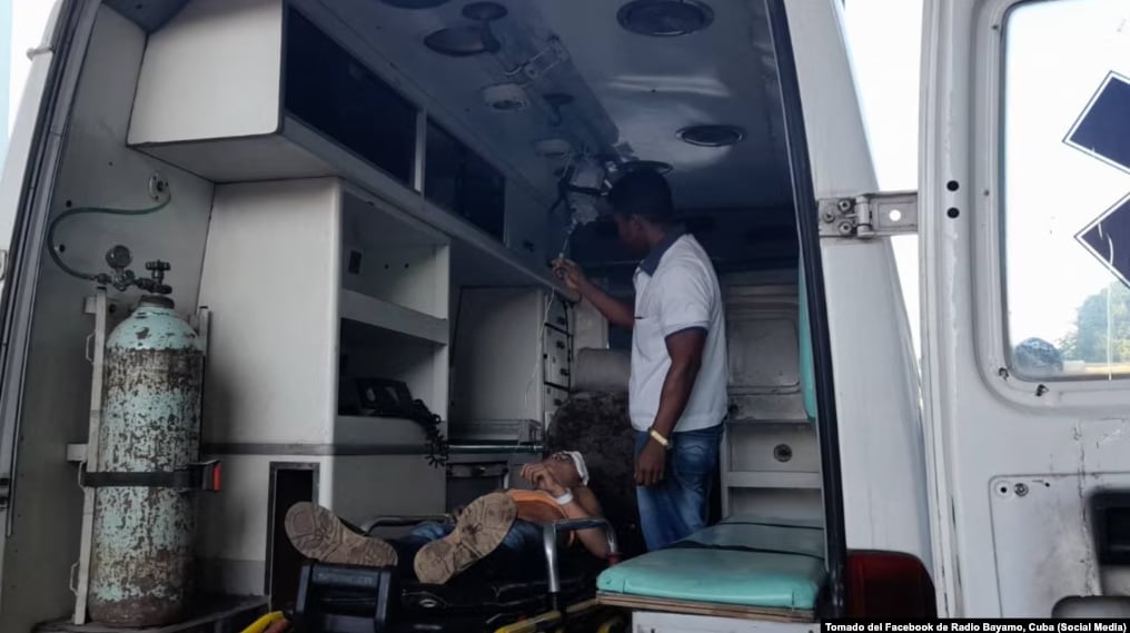 La escasez de transporte sanitario en Cuba responde a una combinación de factores: crisis energética, falta crónica de combustible y un parque automotor deteriorado que impide mantener operativa la mayoría de las unidades.
