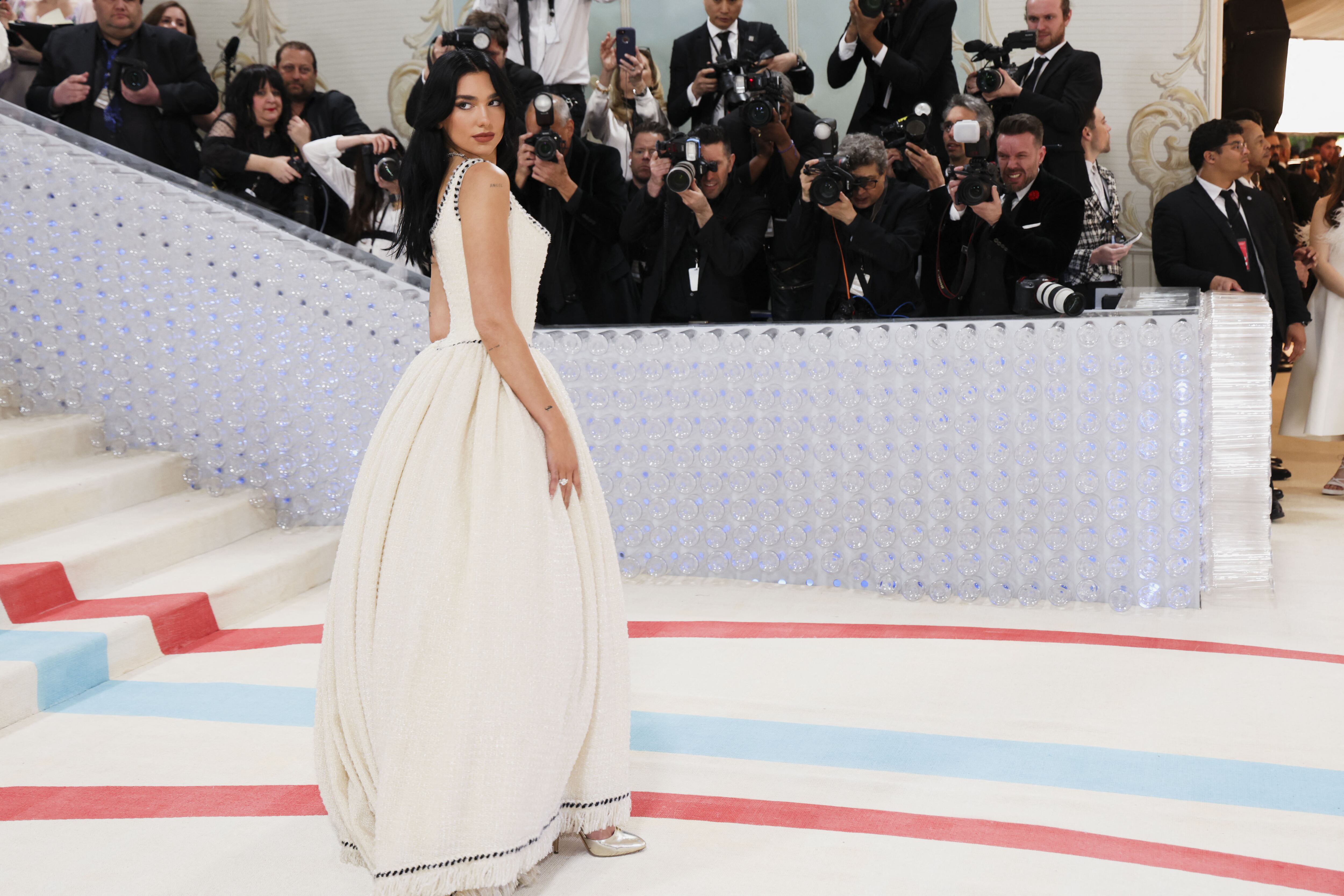 Dua Lipa canalizando el glamour clásico en la Met Gala 2023 lucida con un majestuoso vestido de archivo Chane (REUTERS/Andrew Kelly)