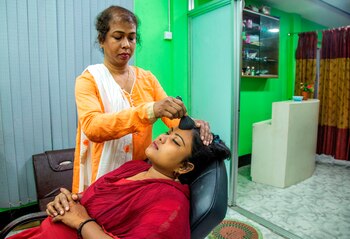 La transgénero Aanya Banik regenta