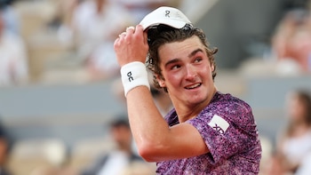 El joven brasileño Fonseca remonta dos sets y deja Roland Garros también sin Djokovic