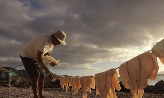Los pescadores recurren técnicas ancestrales para conservar los piezas extraídas del mar