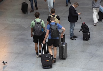 Varias personas con maletas en la estación de Puerta de Atocha-Almudena Grandes, a 19 de junio de 2024, en Madrid (España). (Eduardo Parra/Europa Press)