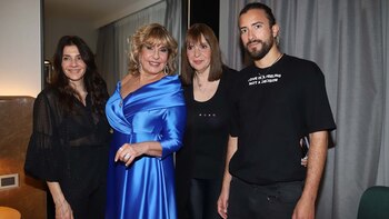 Georgina junto a su equipo