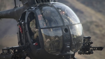 Cómo son los helicópteros Little Bird que permitieron la extracción secreta del piloto estadounidense en Irán