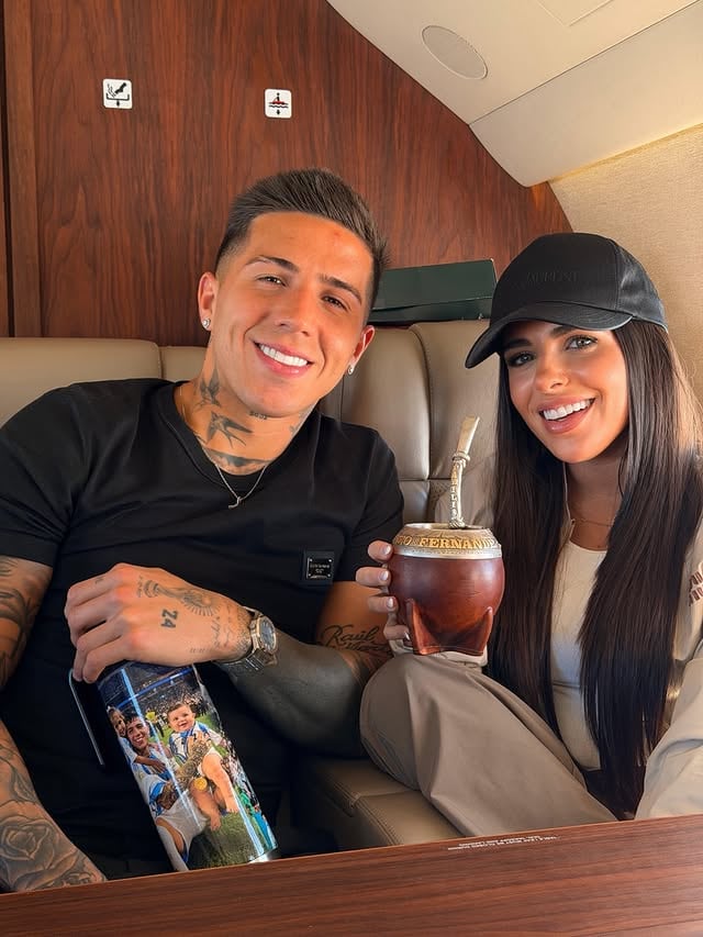Las imágenes en vuelo privado muestran a Enzo Fernández y Valentina Cervantes compartiendo mate y momentos íntimos como familia (Instagram)