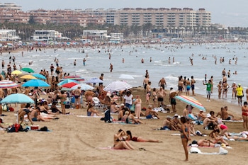 Vista general de la playa de la Malvarrosa este jueves. (Ana Escobar/EFE)