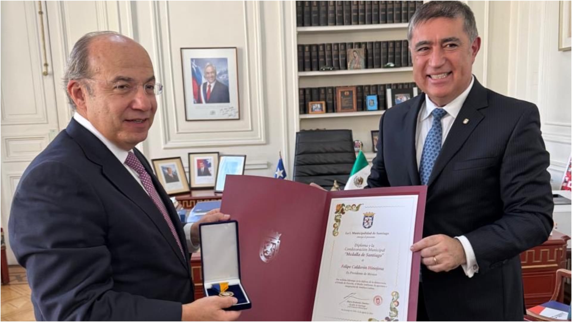 Felipe Calderón recibe la ‘Medalla de Santiago’ en Chile por “liderazgo en defensa de la democracia”