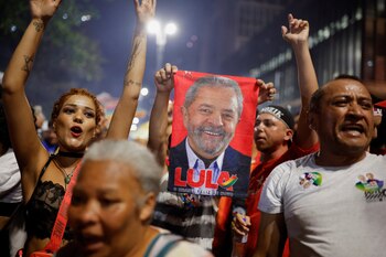 Un manifestante sostiene un cartel con la cara de Lula durante las celebraciones en la avenida Paulista