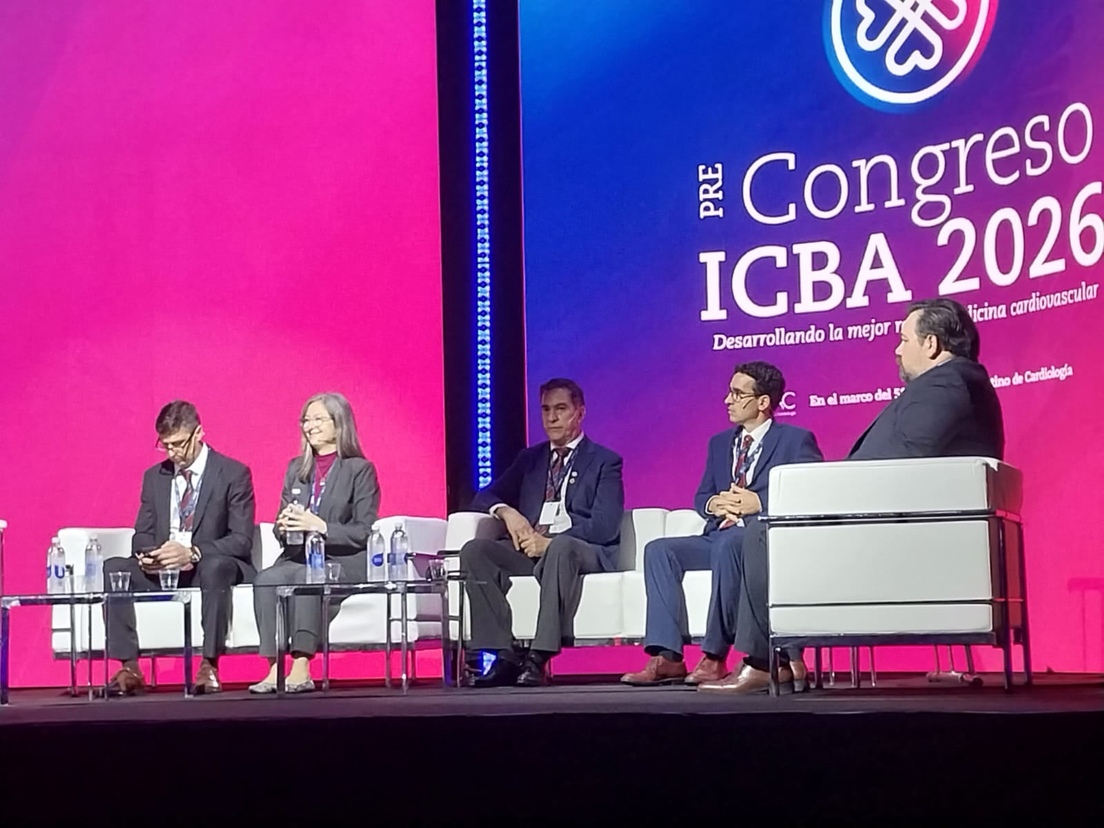 La doctora Ana Casanegra junto al doctor Germán Solioz, Jefe de Medicina Ambulatoria del ICBA Instituto Cardiovascular y doctores participantes del Precongreso ICBA