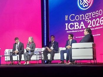 La doctora Ana Casanegra junto al doctor Germán Solioz, Jefe de Medicina Ambulatoria del ICBA Instituto Cardiovascular y doctores participantes del Precongreso ICBA