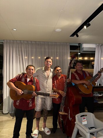 Enzo junto a músicos en