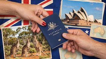 Una mano entrega un pasaporte azul de Australia a otra mano junto a fotos de la Ópera de Sídney, tres canguros y la bandera australiana.