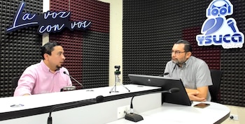 El psicólogo Guillermo Najarro (izquierda) durante su intervención en la radio YSUCA, donde abordó la importancia de la prevención del suicidio, la escucha activa y la necesidad de erradicar mitos sobre la salud mental (Cortesía: YSUCA).