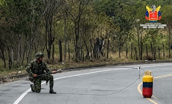 Operativo militar destruye cilindros bomba de disidencias de las Farc en la vía Panamericana, cerca de El Remolino, Taminango, Nariño - crédito @FuerzasMilCol/X