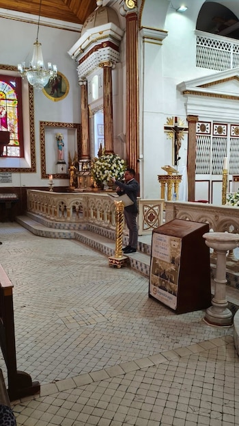 El Centro de Historia de El Santuario denunció que un andamio tubular con ruedas fracturó y hundió baldosas históricas de la Fábrica El Salto - crédito Parroquia Nuestra Señora de Chiquinquirá - El Santuario/Facebook